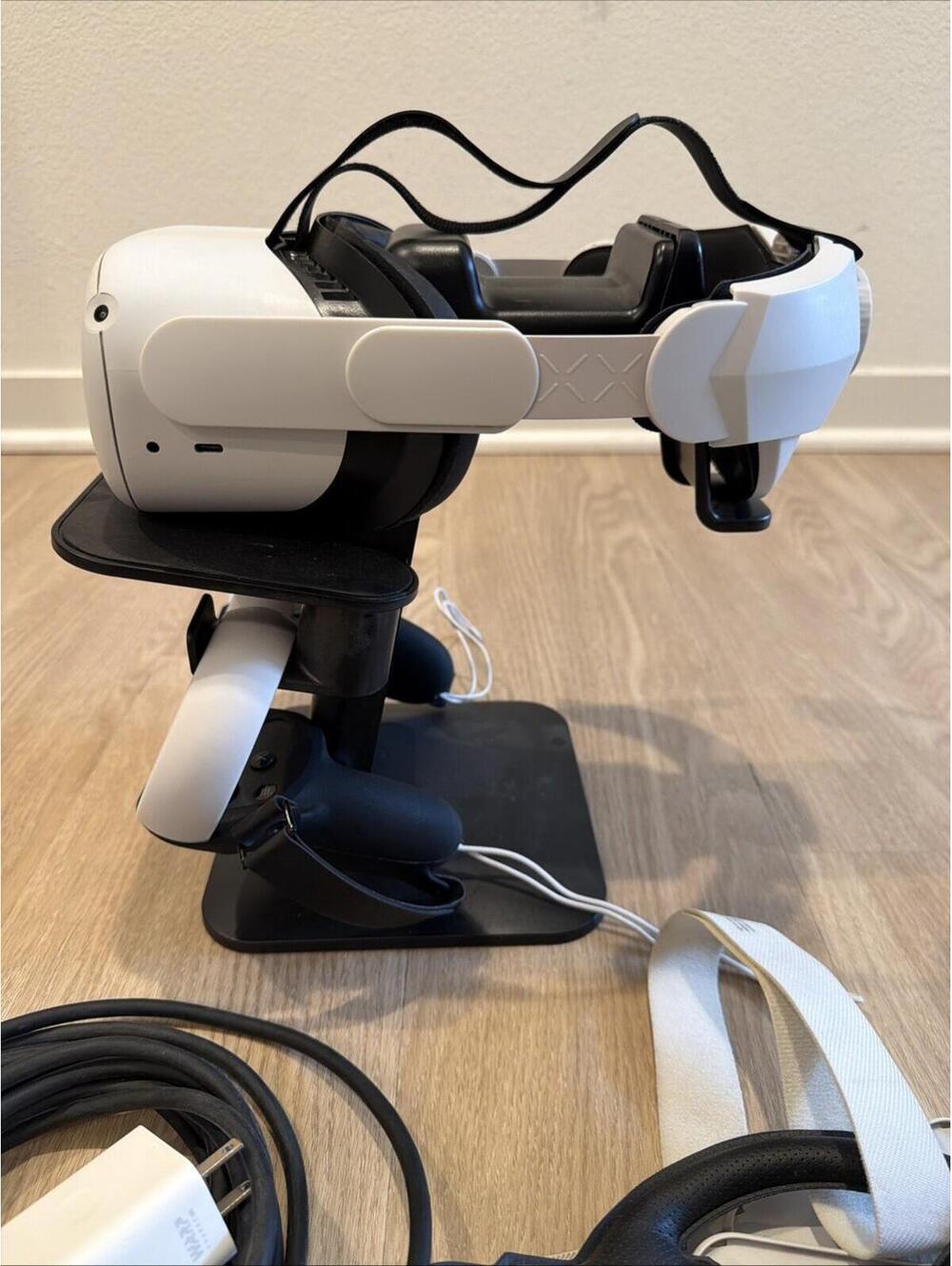 Meta Quest 2 VR Headset 128GB (w/controllers,stand,with replaceable protection) - Picture 13 of 13